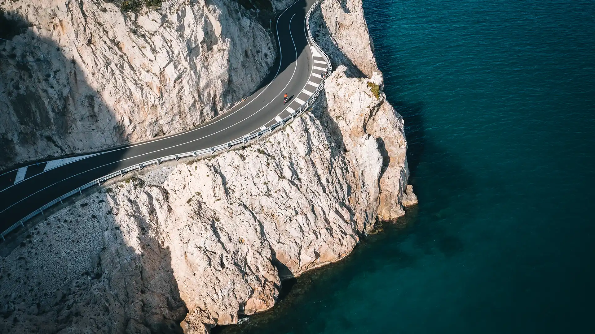 Vista aerea di costa e mare con linee naturali
